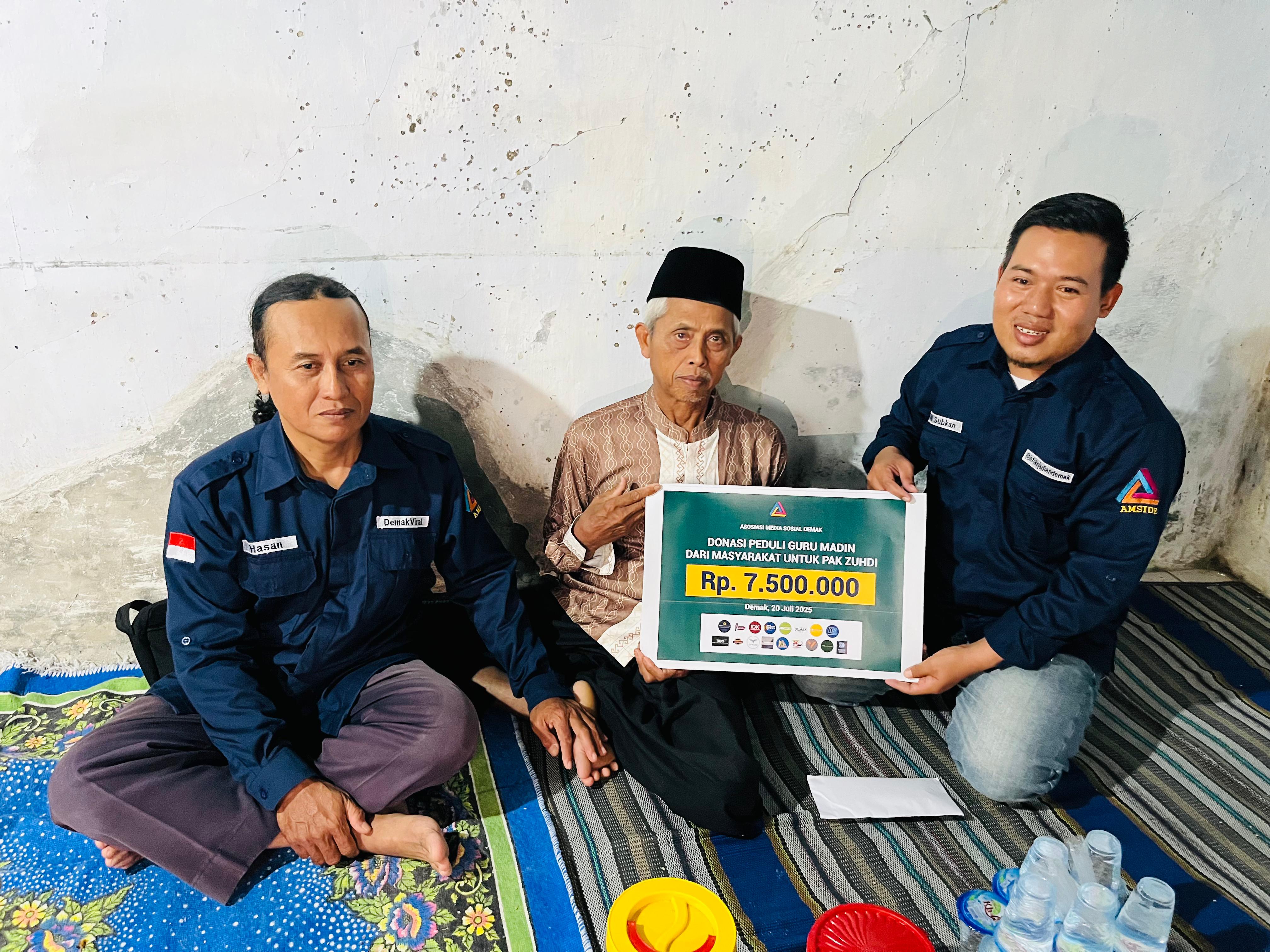 Penyerahan Donasi untuk K. Zuhdi atas Kasus Denda oleh Wali Murid